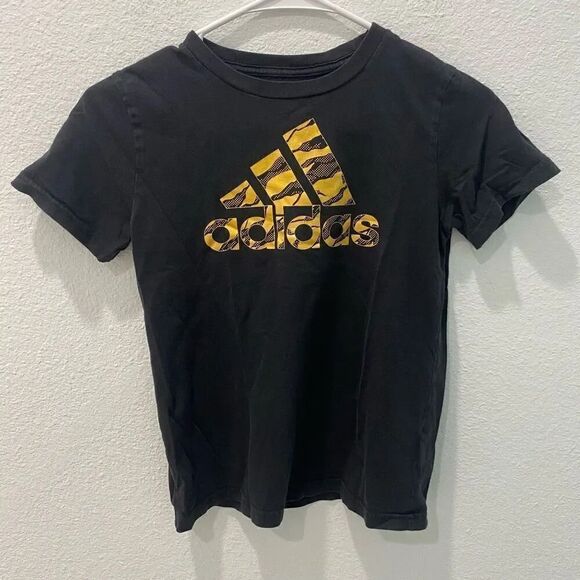 Adidas Boys Black and Gold Tee Shirt Size 7 - Picture 1 of 4